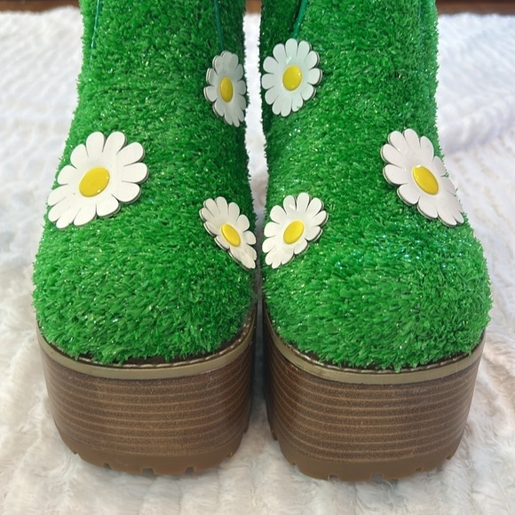 DELIA*S BY DOLLS KILL IT’S ALWAYS GREENER Turf PLATFORM BOOTS size 10 new - Picture 4 of 7